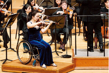 휠체어 위에서 더 빛난 임현재의 바이올린 연주