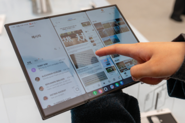 [영상] 폰을 ‘두 번’ 펼치니 ‘태블릿’이 됐습니다