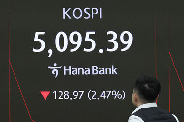 ‘워시 쇼크’에 출렁인 코스피, 개인·기관이 ‘끌올’