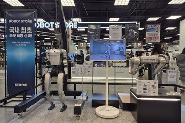 AI 반려로봇 88만 원… 마트에서 스마트폰 사듯 <br>로봇 쇼핑한다