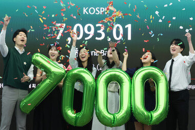‘꿈의 7000피’ 시대 진입…폭등한 삼성전자·SK하이닉스가 견인 
