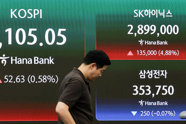 SK하이닉스, 25년 만에 삼성전자 제치고 코스피 시가총액 1위 등극