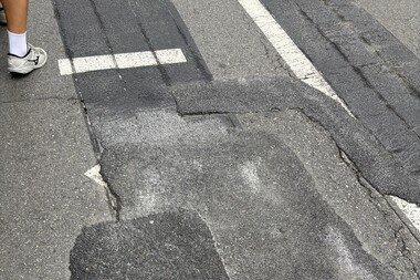 곳곳이 갈라지고 파이고 바스러지고… 끊이지 않는 서울 도로포장 부실