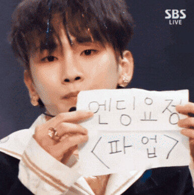 SBS ‘인기가요’에서 ‘엔딩요정 파업’ 문구로 엔딩을 장식한 샤이니 키. [인기가요 캡처]