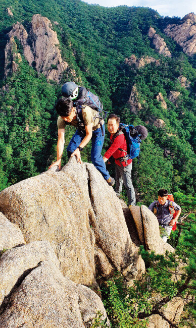 필자는 인생에서 익스트림 스포츠가 필요하다는 사실을 깨닫고 북한산 인수봉과 설악산 공룡능선 등을 연이어 등반했다. 사진은 설악산 공룡능선을 오르는 모습. [원종민 제공]