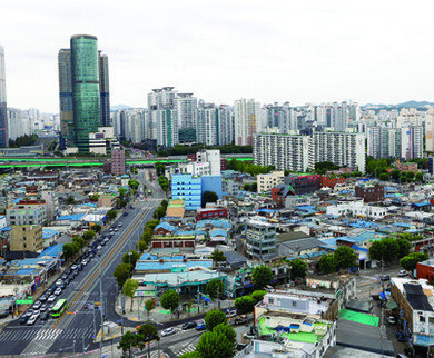 주변과 키 맞추기 들어간 고층 빌딩 속 분지, 문래동 