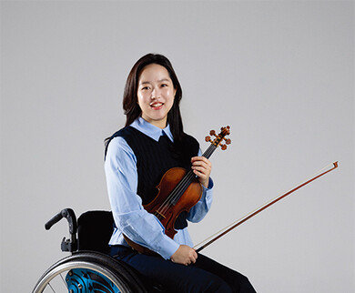  “교통사고로 4년 간 멈춘 바이올린 연주, 휠체어 타고 다시 무대 서 ... 