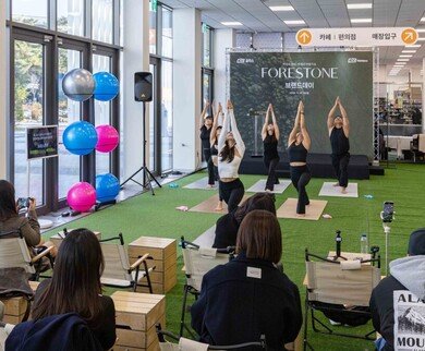 요가하고 강아지와 놀고… 웰니스 바닥재 ‘포레스톤’ 브랜드데이 화제