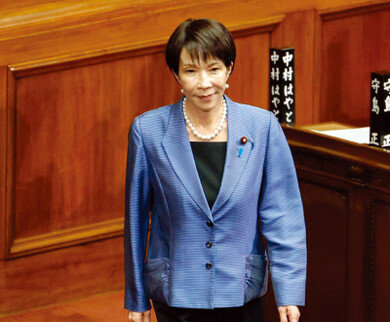  ‘대처 블루’에 일본 대표 보석 진주 매치, 다카이치 일본 총리의 스타일