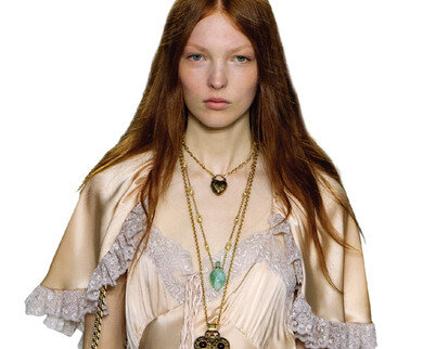 단 하나의 디테일로 완성하는 홀리데이 파티 룩