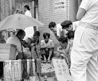 북촌 감고당길에서 만난 따뜻한 풍경, 한영수 사진전 ‘그리고 삶은 계속된다’