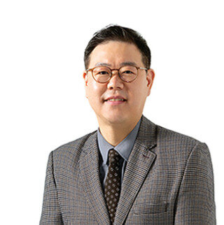 “트럼프는 이제 변수 아닌 상수, 버티는 자가 승리”