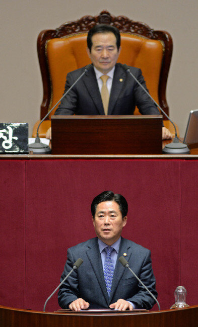 2017년 2월 김규환 의원이 ‘발명교육 활성화 지원법’에 대해 동료 의원들에게 설명하고 있다.