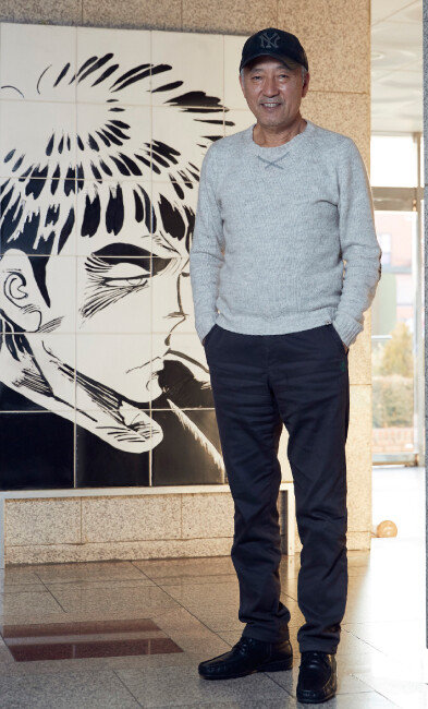 만화가 이현세 씨가 자신의 페르소나 까치 그림 앞에 섰다. [홍중식 기자]