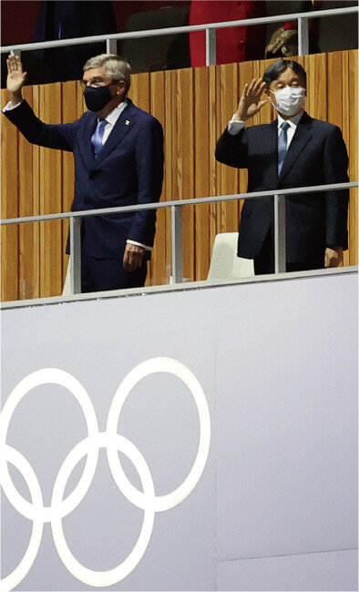 7월 23일 열린 2020 도쿄 올림픽 개막식에서 토마스 바흐 국제올림픽위원회(IOC) 위원장과 나루히토 일왕이 인사하고 있다. [뉴스1]