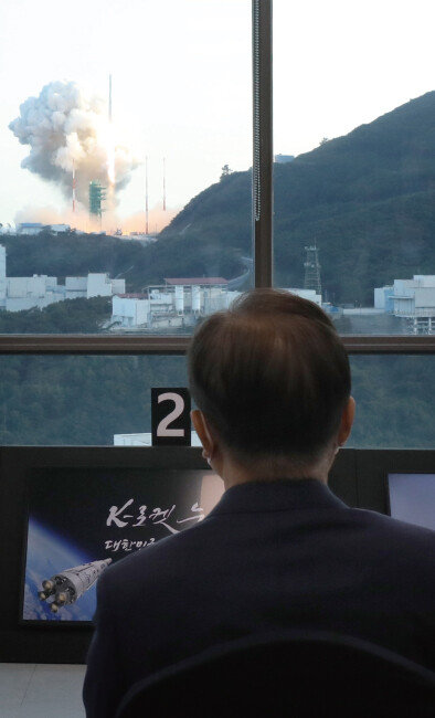 문재인 대통령이 2021년 10월 21일 전남 고흥 나로우주센터 연구동에서 한국형발사체 누리호의 발사를 참관하고 있다. [고흥=청와대사진기자단]