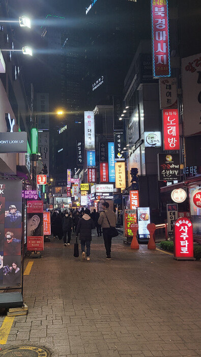 2월 3일 오후 7시께 서울 지하철 2호선·신림선 신림역 4번 출구 인근 골목에 사람들이 거닐고 있다. [이현준 기자]