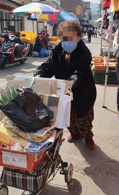 손수레를 밀고 장에 나온 할머니.
