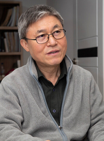 조돈문 노회찬재단 이사장은 “문재인 정부가 일자리 숫자에 연연하며 단기적 성과를 내려다 보니 재벌에 협조를 구하게 되는 것 같다”고 했다. [조영철 기자]