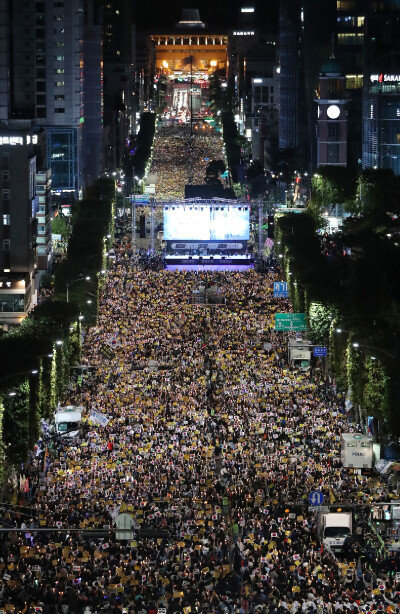 10월 5일 서울 서초구 서초역 인근에서 열린 ‘검찰개혁, 사법적폐 청산’ 집회 광경. 조국 전 법무부 장관 임명을 전후해 서울에서는 대형 찬반 집회가 여러차례 열렸다. [김재명 동아일보 기자]