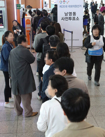 4·13 총선 사전투표 마지막 날인 2016년 4월 10일 서울역에 마련된 사전투표소에 유권자들이 투표하기 위해 길게 줄지어 서 있다. [동아DB]