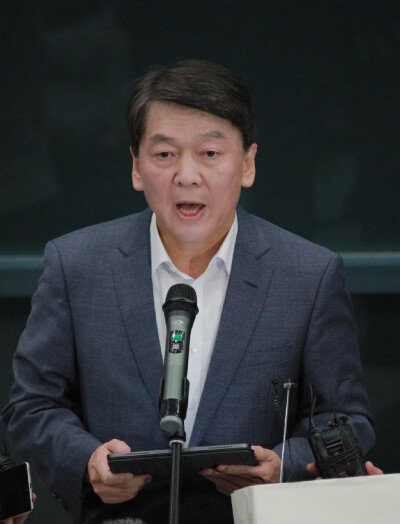 1월 19일 인천국제공항을 통해 귀국한 뒤 소감을 말하는 안철수 국민의당 대표. [뉴시스]