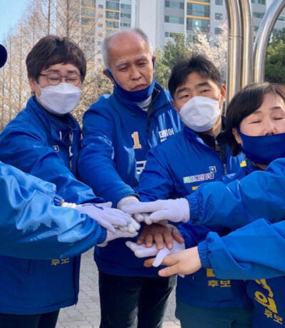 6일 오전 9시 이용우 더불어민주당 고양정 후보가 선거운동원들과 함께 ‘파이팅’을 외치고 있다. [문영훈 기자]