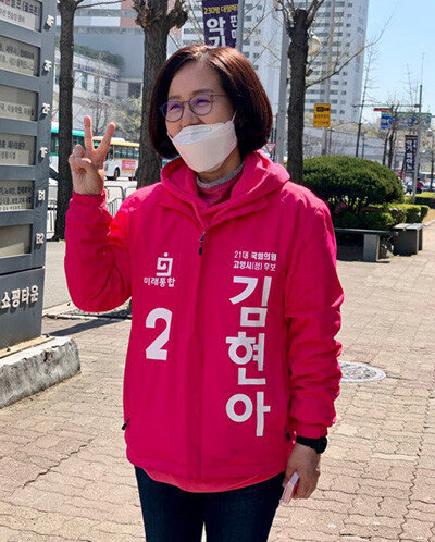 6일 오전 10시 50분 김현아 미래통합당 고양정 후보가 선거운동을 마치고 기호 2번을 나타내는 손가락을 들고 웃고 있다. [문영훈 기자]