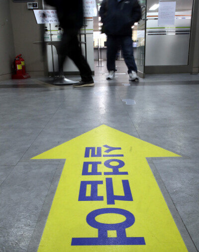 4월 17일 서울 마포고용노동플러스센터가 실업급여를 받으러 온 사람들로 붐비고 있다. [최혁중 동아일보 기자]