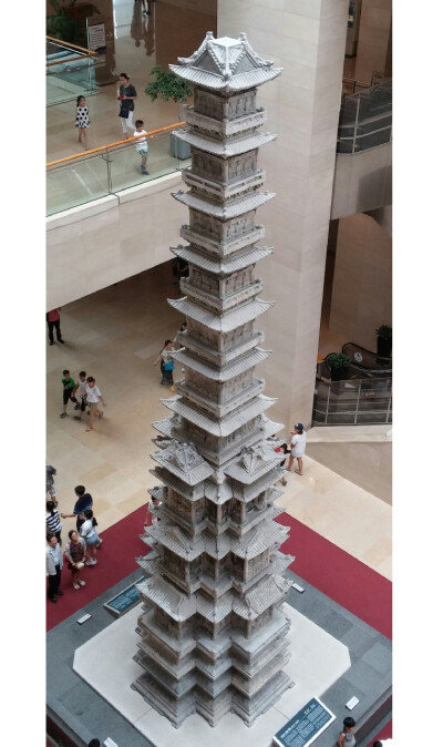 국립중앙박물관에 전시된 경천사 10층 석탑.