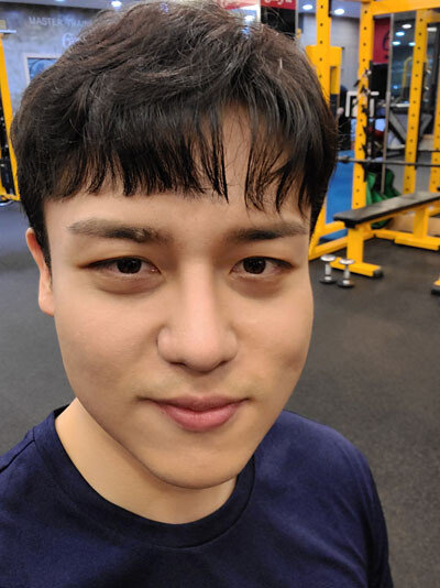 아이돌 헤어&메이크업 상태로 헬스장에 간 이현준 기자.
