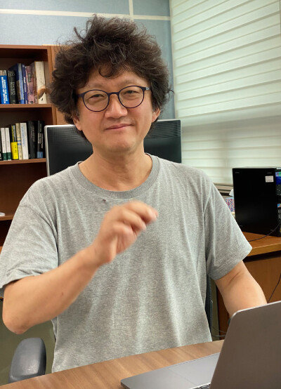 헝클어진 곱슬머리에서 천재의 기운이 느껴지는 김민형 교수.  [허문명 기자]