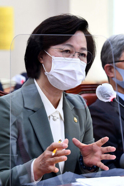 추미애 법무부 장관이 11월 5일 서울 여의도 국회에서 열린 법제사법위원회에 출석해 의원들 질의에 답하고 있다. [동아DB]