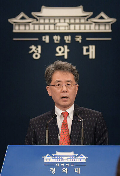김현종 청와대 국가안보실 2차장이 7월 28일 브리핑을 하고 있다. 김 차장은 9월 극비리에 미국을 방문해 핵연료 공급을 요청했다가 거절당한 것으로 알려졌다. [청와대사진기자단]