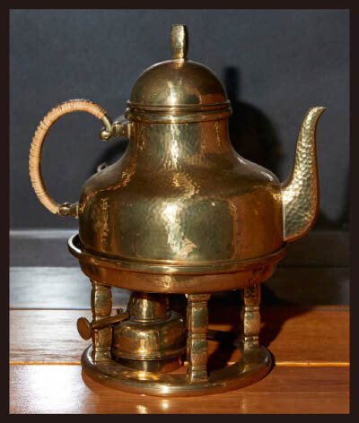 커피 언(Coffee Urn). 끓여서 우려내는 방식의 커피메이커. 하부에 열원을 넣어 온도를 유지할 수 있게 했다.