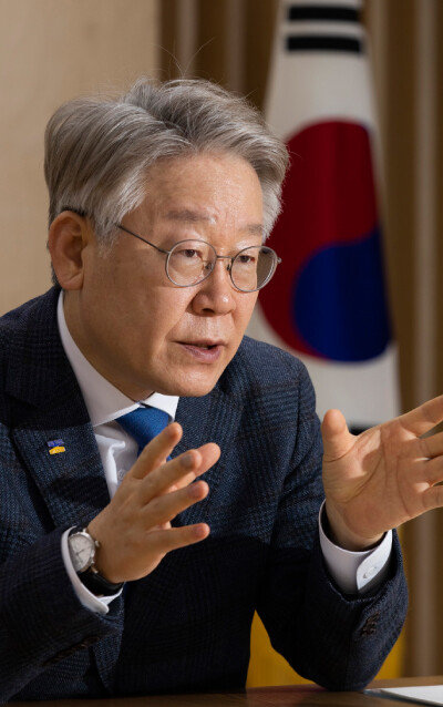 이재명 경기도지사가 2월 17일 집무실에서 기본소득안에 대해 설명하고 있다. [조영철 기자]