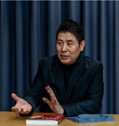 무대미술가 박동우, 
홍익대 공연예술대학원 교수. 홍태식 객원기자