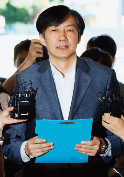 조국 법무부 장관 후보자가 서울 종로구 적선현대빌딩에 마련된 인사청문회 준비 사무실에 출근하는 모습. 조 후보자의 표정이 각종 의혹이 제기될 때마다 점점 더 어두워지고 있다. [뉴시스]