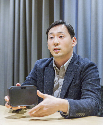 류 COO가 비트센싱의 교통정보 수집 장치 AIR를 들고 있다.