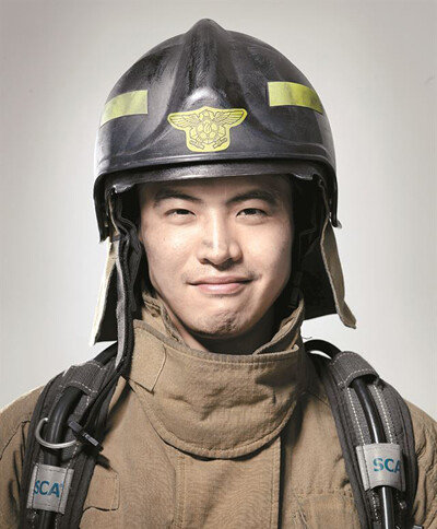 오영환 당선인의 소방관 시절 모습. [쌤앤파커스 제공]