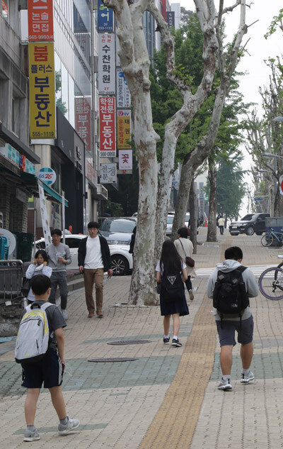 서울 강남구 대치동 학원가를 책가방 멘 학생들이 거닐고 있다. [동아DB] 