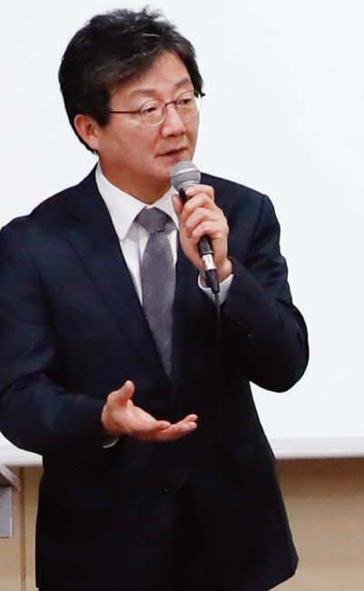 2018년 11월 28일 바른미래당 유승민 전 대표가 이화여대 경제학과 주최로 열린 시장경제세미나에서 ‘시장, 국가 그리고 정치’를 주제로 강연하고 있다. [뉴시스]