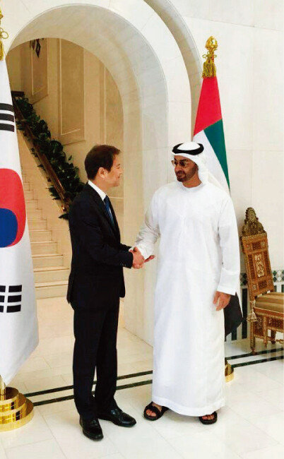 12월 10일 오후(현지시각) 모하메드 빈 자이드 알 나흐얀 아랍에미리트 왕세제와 만나 악수하는 임종석 대통령 비서실장. [사진 제공 · 청와대]