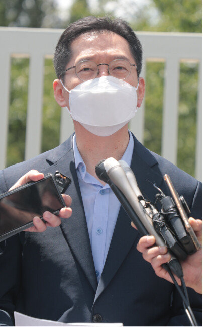 ‘드루킹 댓글 여론조작 사건’으로 대법원에서 징역 2년이 확정된 김경수 전 경남지사가 7월 25일 경남 창원시 창원교도소 앞에서 재수감되기 전 기자회견을 하고 있다. [동아DB]