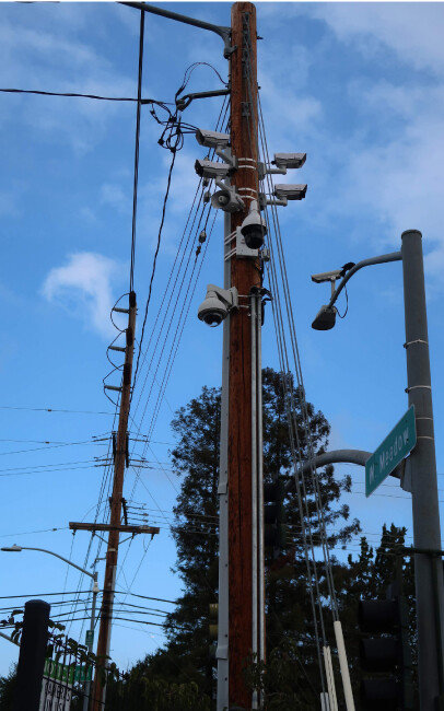 팰로앨토시 기찻길 건널목 가로등 기둥 윗부분에 달린 감시카메라.