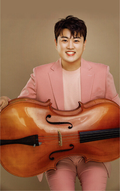 김호중이 핑크 슈트와 첼로로 사랑스러운 분위기를 자아내고 있다. [생각을보여주는엔터테인먼트 제공]