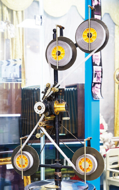 벨 앤드 하웰 필름 복사기(BELL & HOWELL Hand Crank Film duplicator, 1909). 완성한 영상 필름을 복사하는 장치다.