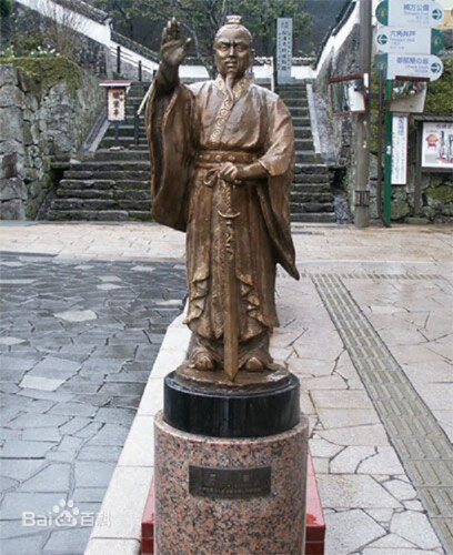 일본 규슈 나가사키 북쪽 히라도섬에 있는 중국계 왜구 왕직(王直)의 동상 [중국 바이두백과]