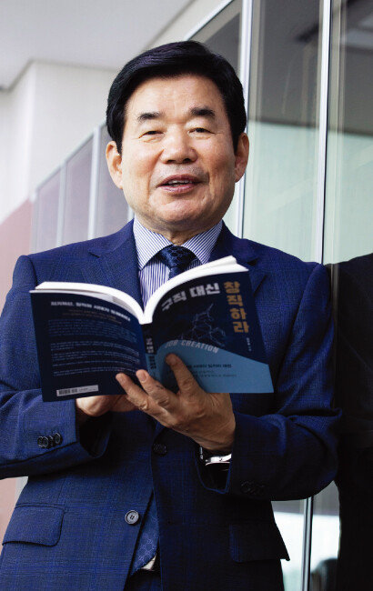 김진표 의원은 “분배구조를 개선하는 소득주도성장과 기술혁명 시대에 빠르게 적응하는 중소벤처 창업 활성화는 포용혁신성장을 이끄는 두 축”이라고 강조했다. [박해윤 기자]