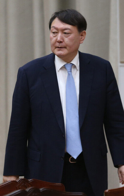 윤석열 서울중앙지검장이 2017년 5월 22일 서울 서초구 대검찰청에서 열린 대검차장 이임식에 참석해 자리에 앉고 있다. [홍진환 동아일보 기자]